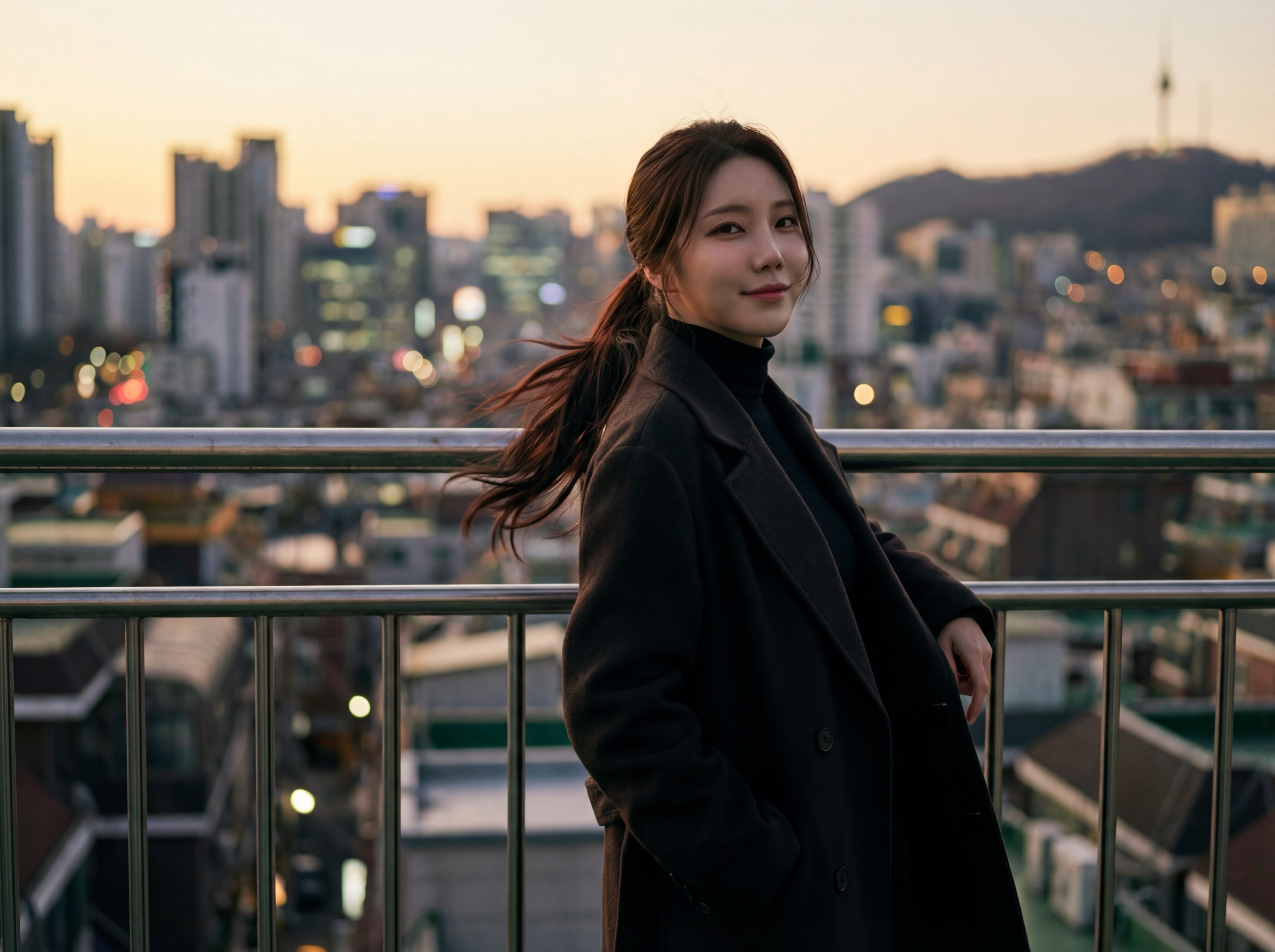 옥상에서 야경을 배경으로