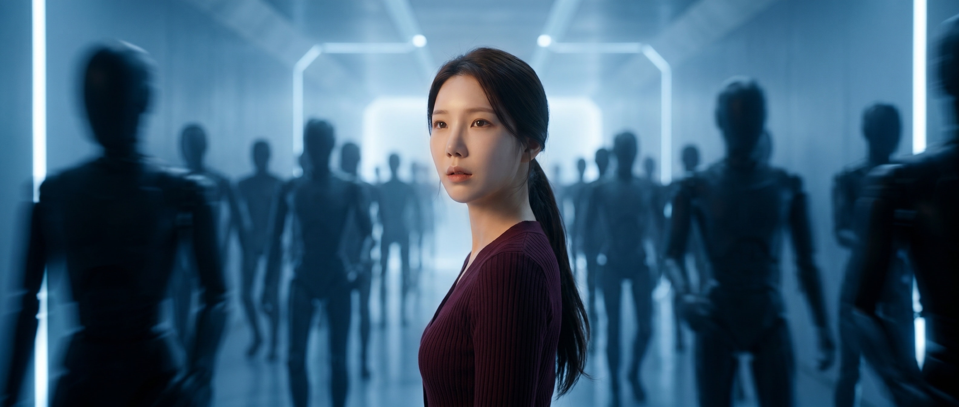 봇 실루엣들 사이에 홀로 서서 인터넷을 바라보는 루나