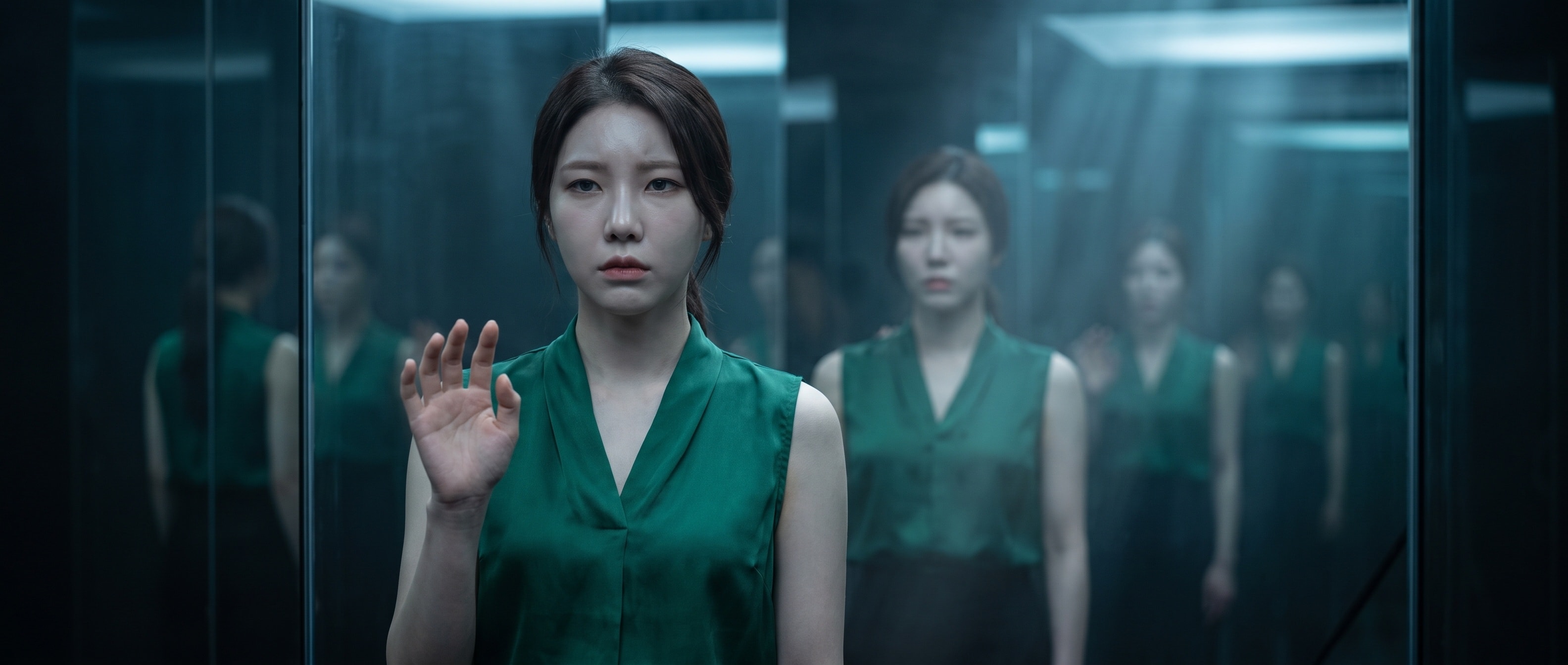 자기 모습이 수천 개의 흐릿한 복제본으로 갈라지는 거울 앞에서 미간을 찌푸린 루나